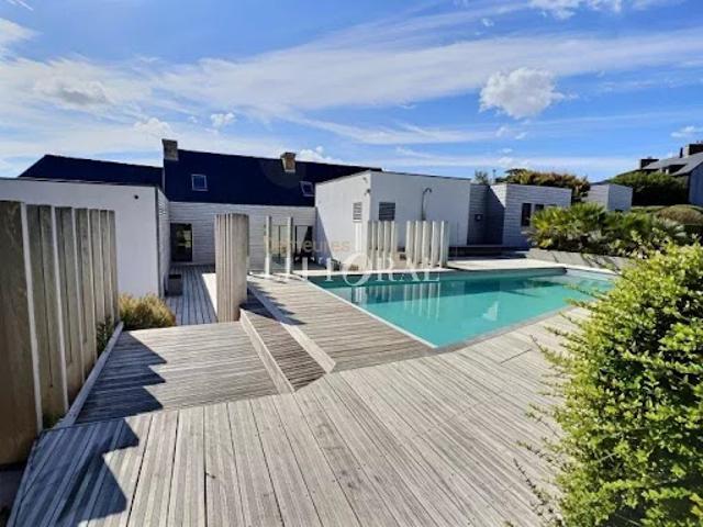 Maison contemporaine avec piscine en bord de mer