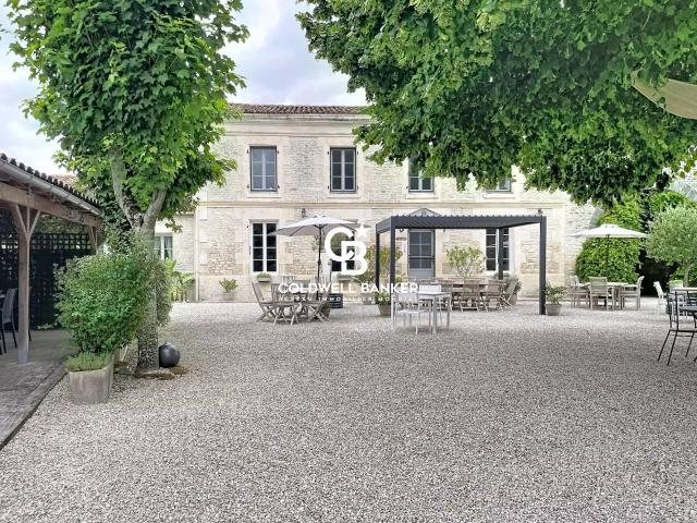 Maison 14 pièces 371 m²