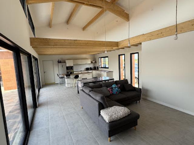 Maison contemporaine avec jardin et terrasse