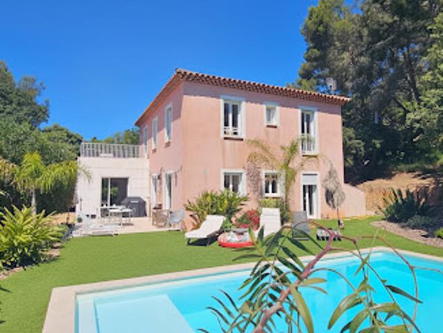 Maison contemporaine avec piscine et jardin