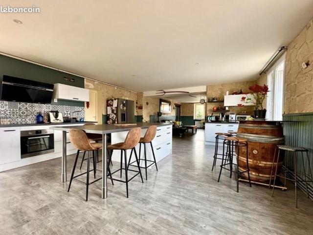 Maison 15 pièces 400 m²
