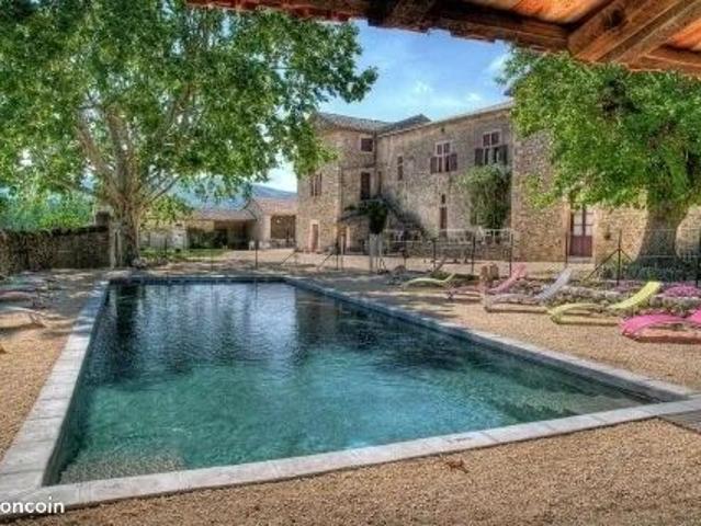 Maison 15 pièces 700 m²