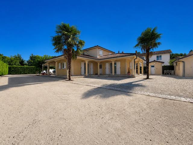 Maison 165 m2 Parcieux avec un terrain de 1434 m2 et piscine chauffée