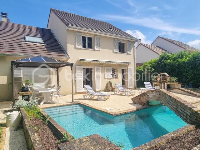 Maison 166 m2 Golf de St Germain 4 chambres terrain 500 m2 et piscine