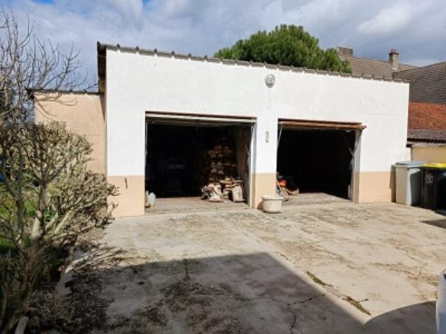 Maison 162 m2 habitable 5 chambres 1 bureau 3 Salles d'eau 3 WC Buanderie Véranda Double garage Sous sol Grenier. Terrain sans vis à vis 703 m2