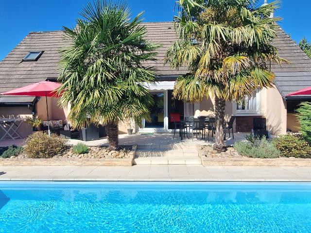 MAISON 163M2 ENVIRON, 6 CHAMBRES,TERRAIN DE 1027 M2 ARBORE, AVEC SA PISCINE SANS VIS A VIS. COUP DE COEUR