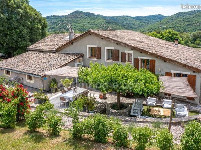 Maison 16 pièces 338 m²