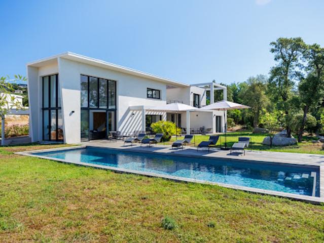 Maison contemporaine avec piscine en bord de mer