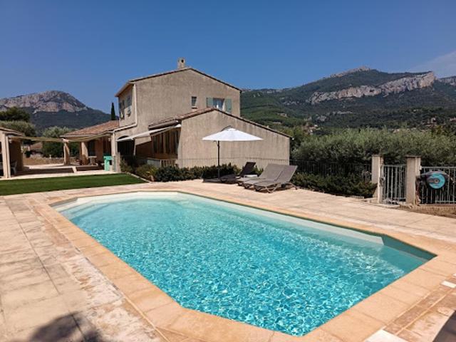 Maison avec piscine et jardin