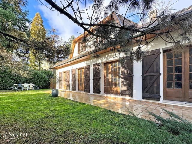 Maison 170m2 2 837m2 de terrain avec piscine St Genis