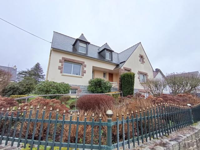 MAISON 171 M2, TERRAIN 1046 M2, LANVOLLON, ECOLES, COMMERCES