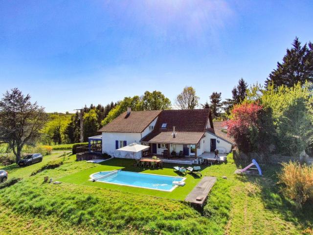 Tres belle longère entièrement rénovée avec piscine extérieu. 171m² Molles