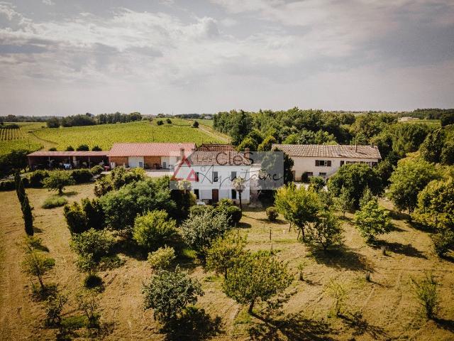 Maison 17 pièces 445 m²