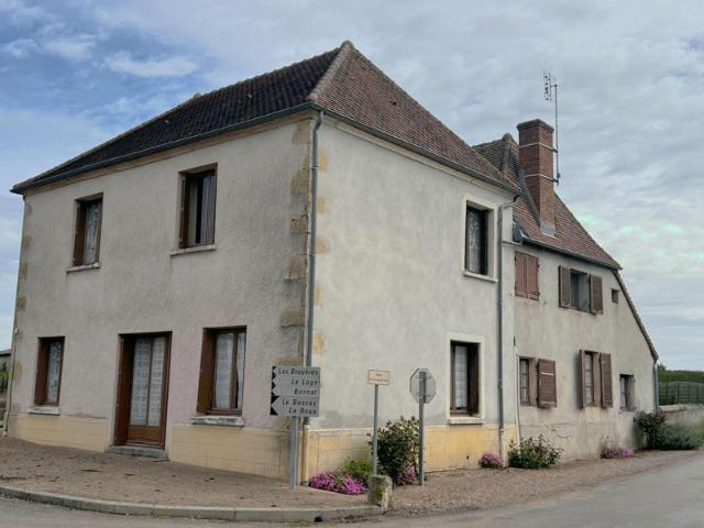 Maison 185 m² habitables avec 300 m² de dépendances dans village tranquille