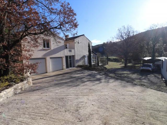 Maison 180 m2 avec piscine sur terrain de 2 000 m2