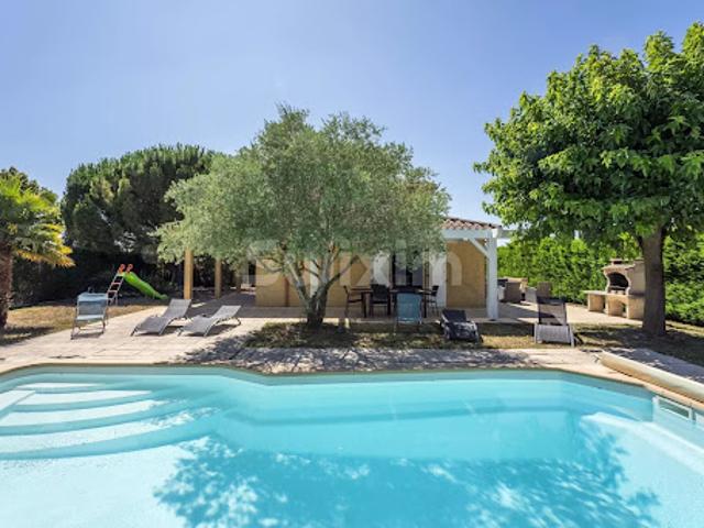 Maison contemporaine avec piscine et jardin