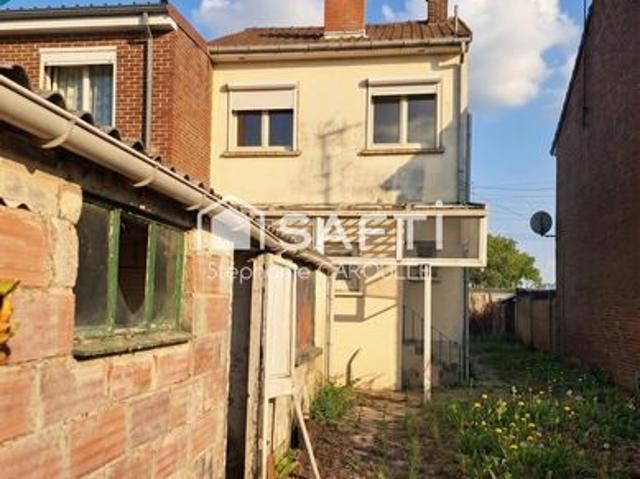 Maison 1950 avec travaux. 2chambres.Cave et dépendances. Jardin 500 m2
