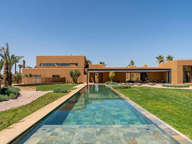 Maison contemporaine avec piscine et jardin