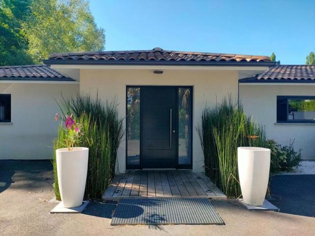 MAISON 206 m² GARAGE 45 m² PISCINE AVEC POOL HOUSE 40 m² TERRAIN 2285 m²