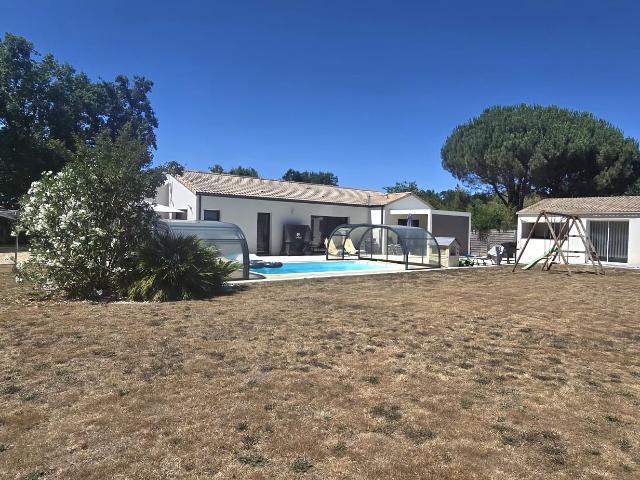 MAISON 2018 / 139 m2 / 3 ch + bureau dont une suite parentale / garage / jardin / piscine
