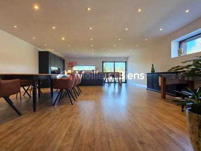 Maison 210 m² à Sebourg avec 3 chambres et sous sol 2 garages. Terrasse. Rivière