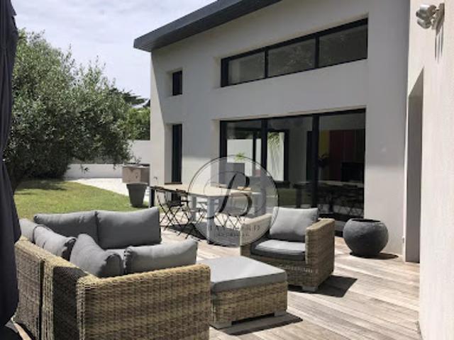 Maison contemporaine avec jardin et terrasse