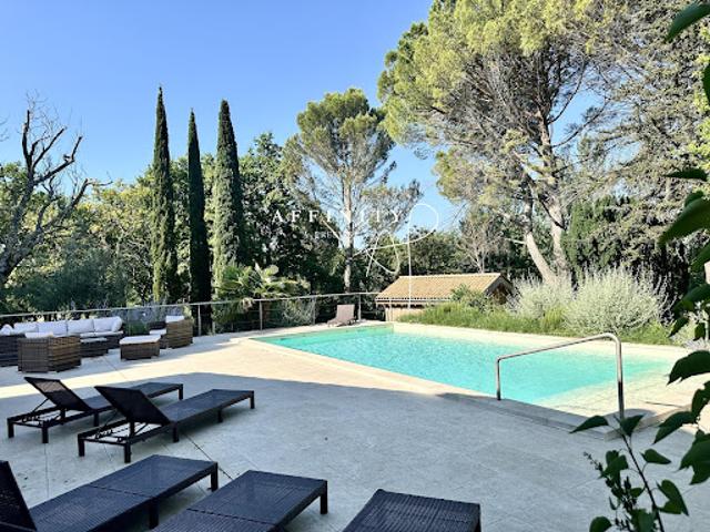Maison contemporaine avec piscine et jardin