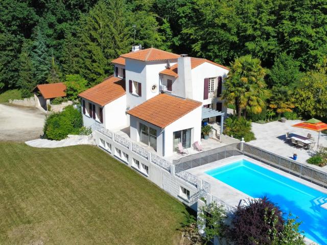 Maison 220m², piscine, très beau parc 4,5ha, étang, rivière 220m² Poitiers