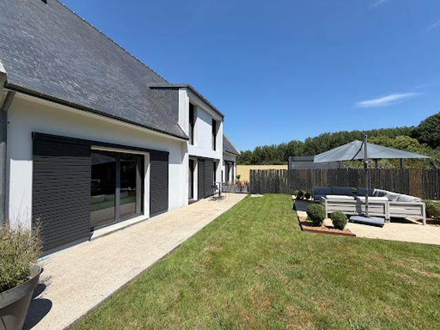 Maison contemporaine avec jardin et terrasse