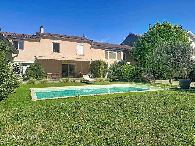 Maison 230m2 5 chambres Terrain de 1 315m2 avec piscin