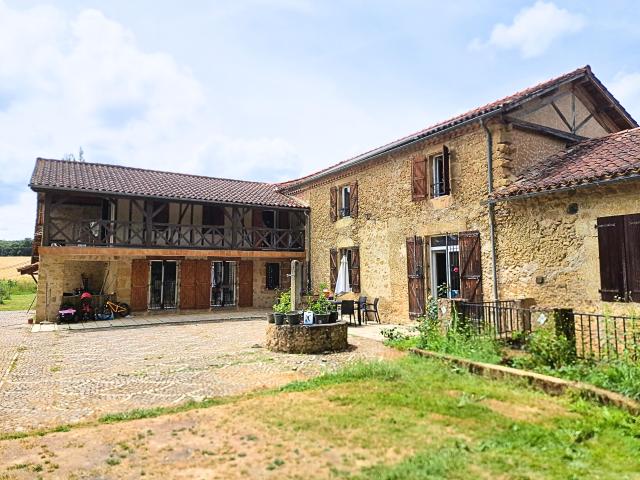 MAISON 231m2 sur 8300m2 de terrain
