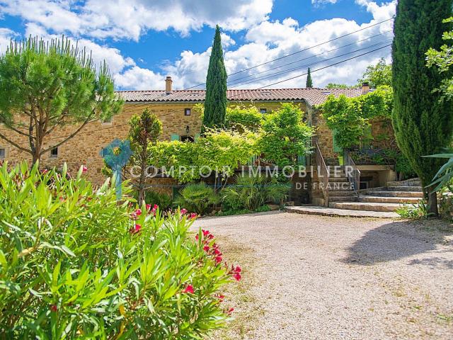 Maison 24 pièces 571 m²