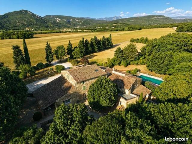 Maison 24 pièces 750 m²