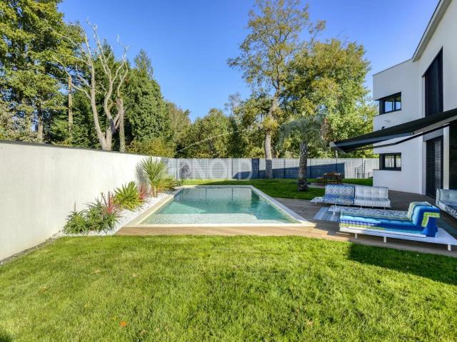 Maison 7 pièces 250 m²