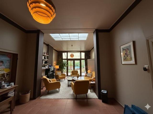 Maison + 250m2 + commerce ±40 m²