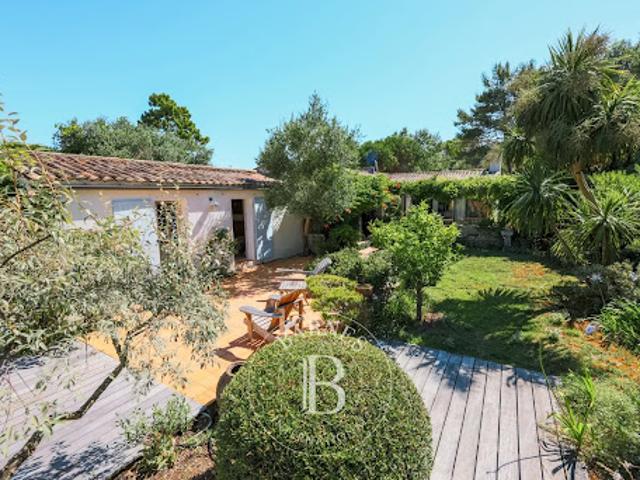 Maison en bord de mer avec jardin