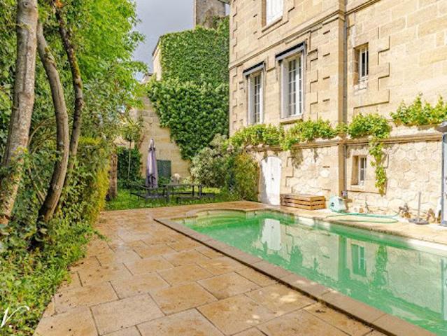 Maison avec piscine et jardin