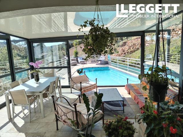 Maison contemporaine avec piscine et jardin