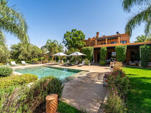 Maison contemporaine avec piscine et jardin