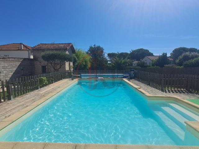 MAISON 286 M2 10 PIECE AVEC PISCINE