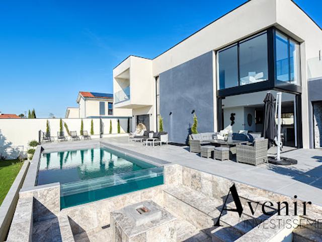 Maison contemporaine avec piscine et jardin