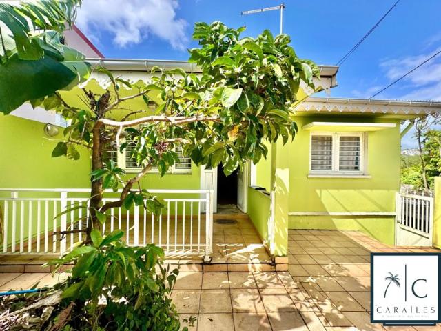 Maison + 2 appartements à vendre à Fort de France. Idéal pour un investissement locatif