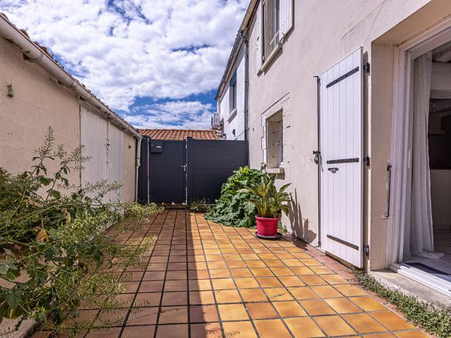 Maison de ville à 2 pas de La Rochelle, avec extérieur