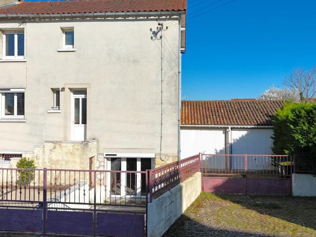 Maison 2 chambres et bureau, terrasse, jardin et double garage