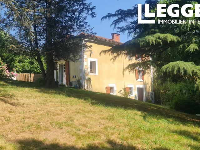 Maison 2 chambres, garage et dépendances sur un terrain de presque 1 000 m² près de La Caillère Saint Hilaire
