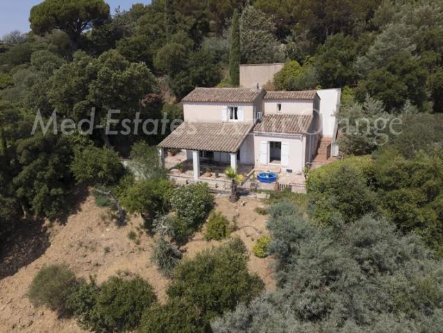 Maison 2 chambres piscinable et extension possible avec vue panoramique sur le château et village de Grimaud