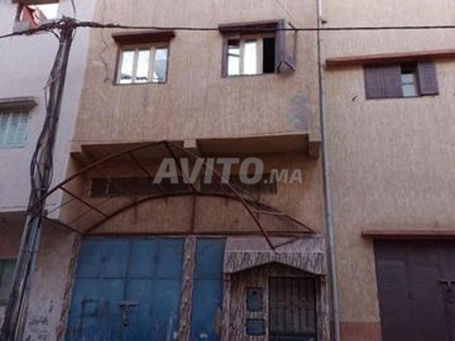 Maison 2 étages à vendre avec local commercial et terrasse