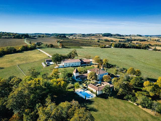 Maison contemporaine avec piscine et jardin