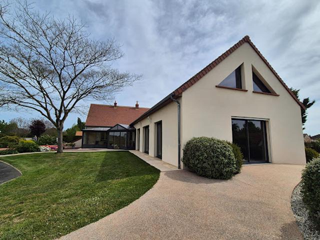 Maison avec piscine et jardin