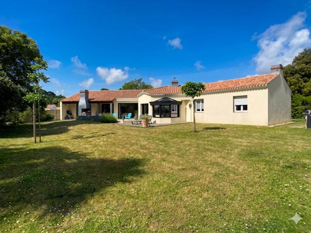 Maison contemporaine avec jardin et terrasse
